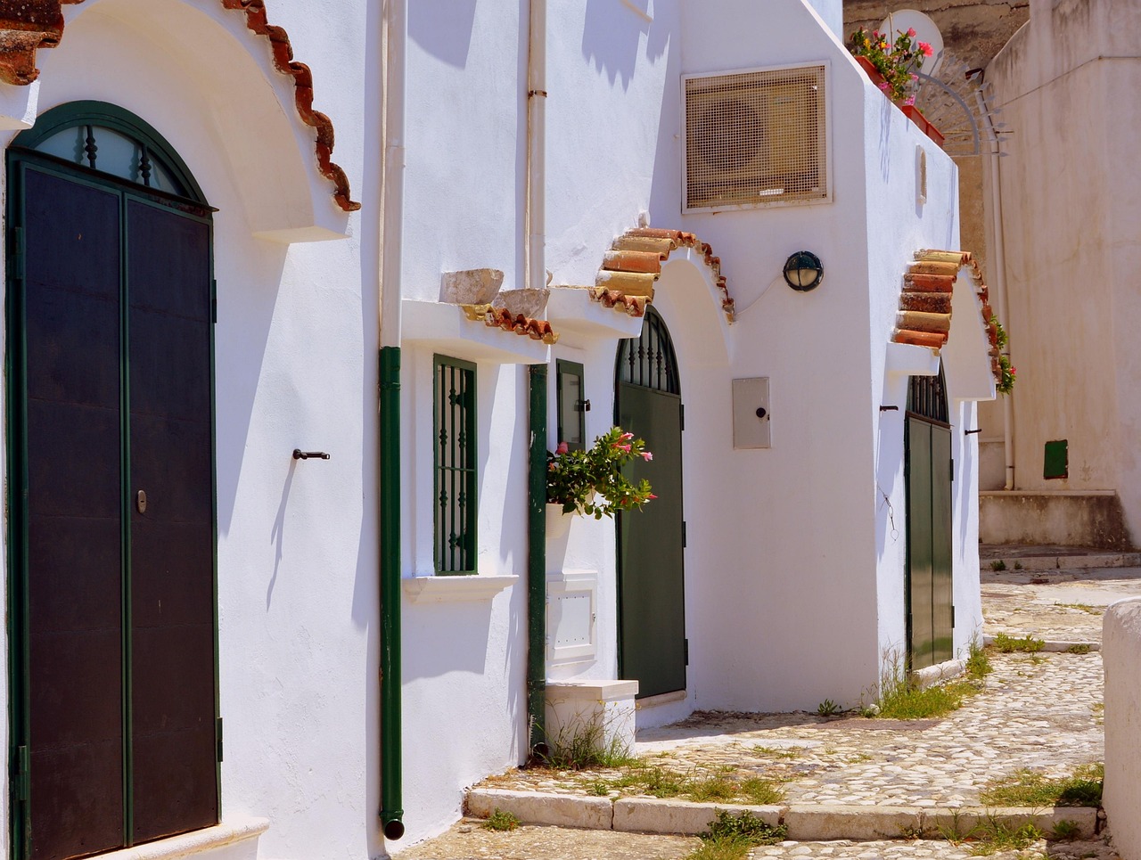 Borgo pugliese con case colorate e decorazioni artistiche, un vero gioiello architettonico.