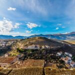 Murales colorati su pareti storiche di un piccolo paese lucano, simbolo di arte e cultura locale.