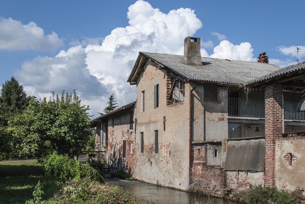 Borgo romagnolo con strade acciottolate e case in stile anni '50, atmosfera nostalgica e senza tempo.