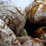 Crosta dorata e croccante del pane di Altamura, simbolo di qualità e tradizione artigianale.