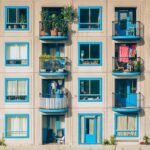 Appartamento poco curato con segni di deterioramento e rischio per la sicurezza.