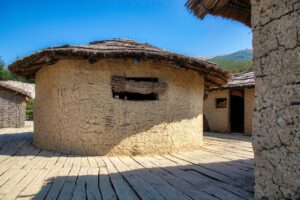 Villaggio di montagna con artigiani al lavoro, che celebra tradizioni locali e cultura autentica.