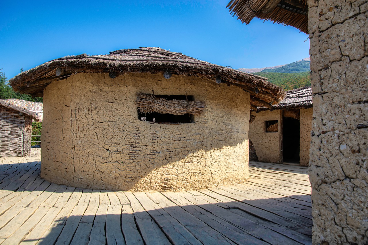 Villaggio di montagna con artigiani al lavoro, che celebra tradizioni locali e cultura autentica.
