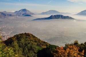 Vista panoramica delle montagne abruzzesi con nuvole basse, ideale per la camminata tra le nuvole.