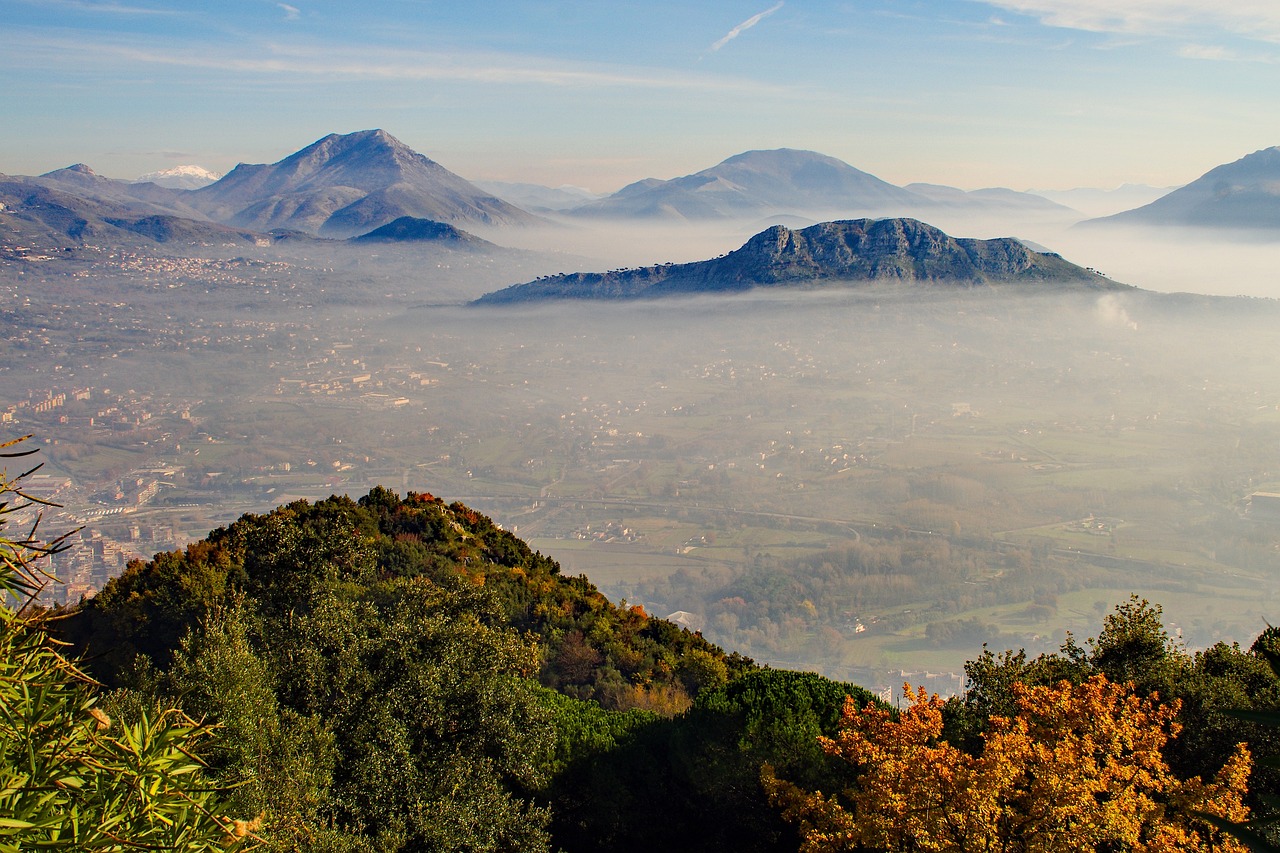 Vista panoramica delle montagne abruzzesi con nuvole basse, ideale per la camminata tra le nuvole.