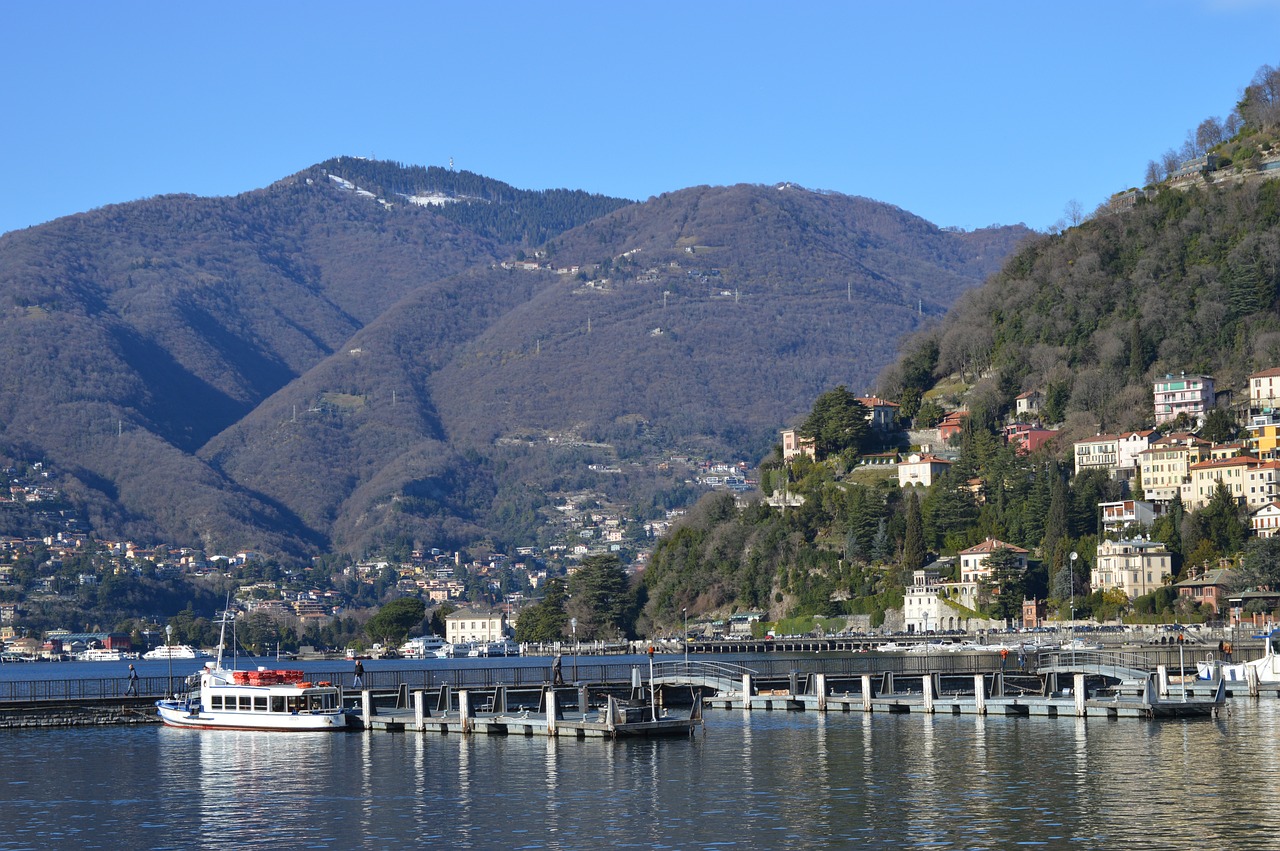 Panorama mozzafiato del Lago di Como con le sue incantevoli località da visitare.