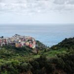Borgo ligure sereno, circondato da natura, ideale per chi cerca tranquillità e relax.