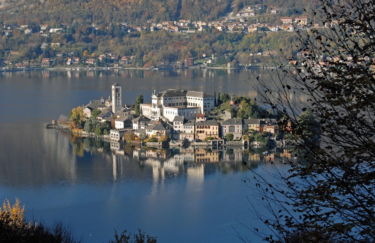 Vista panoramica del borgo di Orta San Giulio con l'isola di San Giulio sul lago, immerso nella quiete.