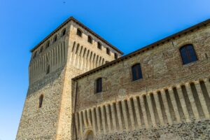 Castello in Emilia Romagna, sede di eventi storici imperdibili, circondato da un paesaggio suggestivo.