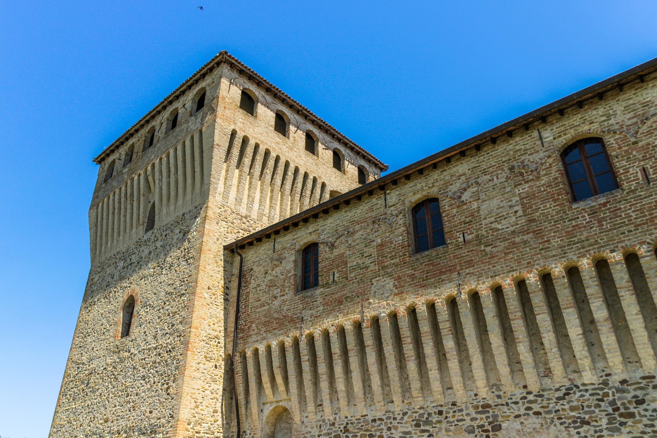 Castello in Emilia Romagna, sede di eventi storici imperdibili, circondato da un paesaggio suggestivo.