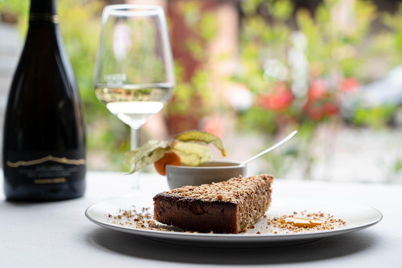 Vista panoramica del borgo famoso per la sua cucina tipica e ristoranti locali.