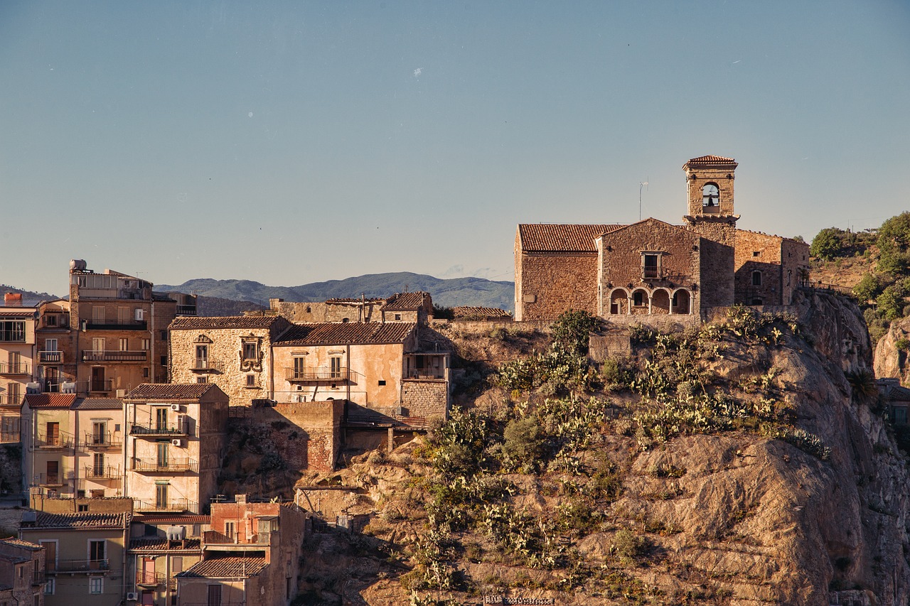 Borgo di Sant'Agata de' Goti, con edifici in tufo, evidenziando la precarietà delle strutture.