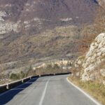 Borgo arroccato, accessibile solo a piedi, senza traffico automobilistico.