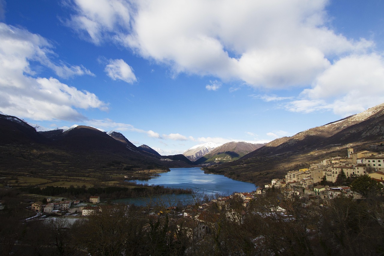 Lago a forma di cuore a Scanno con donne in costume tradizionale sullo sfondo.