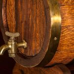 Interno accogliente di una botte di vino immersa nei vigneti, pronta per un soggiorno unico.