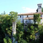 Panorama del paesino veneto decorato con opere d'arte contemporanea durante un evento culturale.