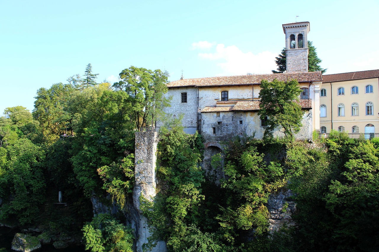 Panorama del paesino veneto decorato con opere d'arte contemporanea durante un evento culturale.