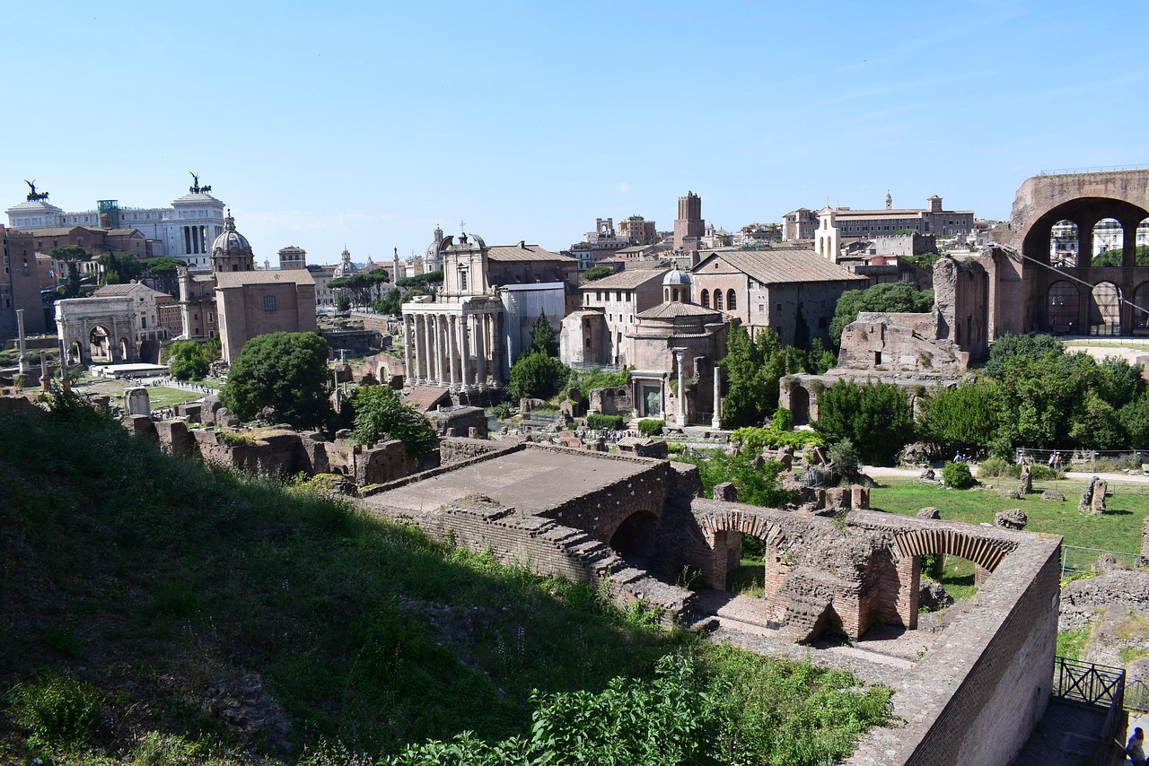 Giardino nascosto a Roma, con piante verdi e fiori colorati, ideale per una pausa tranquilla.