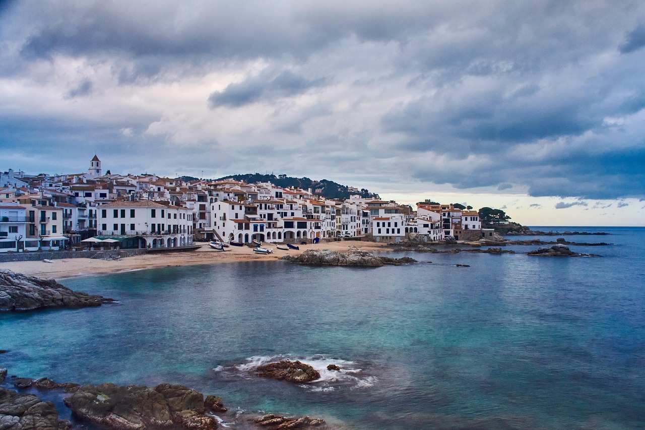 Panorama delle splendide spiagge della costa spagnola, con acque cristalline e palme.