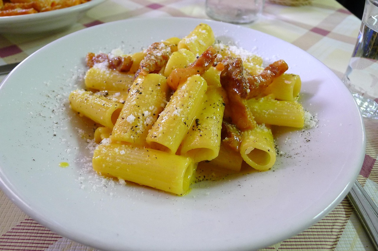Piatto di carbonara servito in una trattoria romana, con guanciale croccante e pecorino.