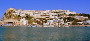 Isole italiane tranquille e affascinanti, ideali per una vacanza estiva a prezzi accessibili.