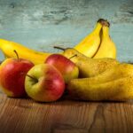 Frutta fresca su un piatto, simbolo di benessere dopo i pasti.