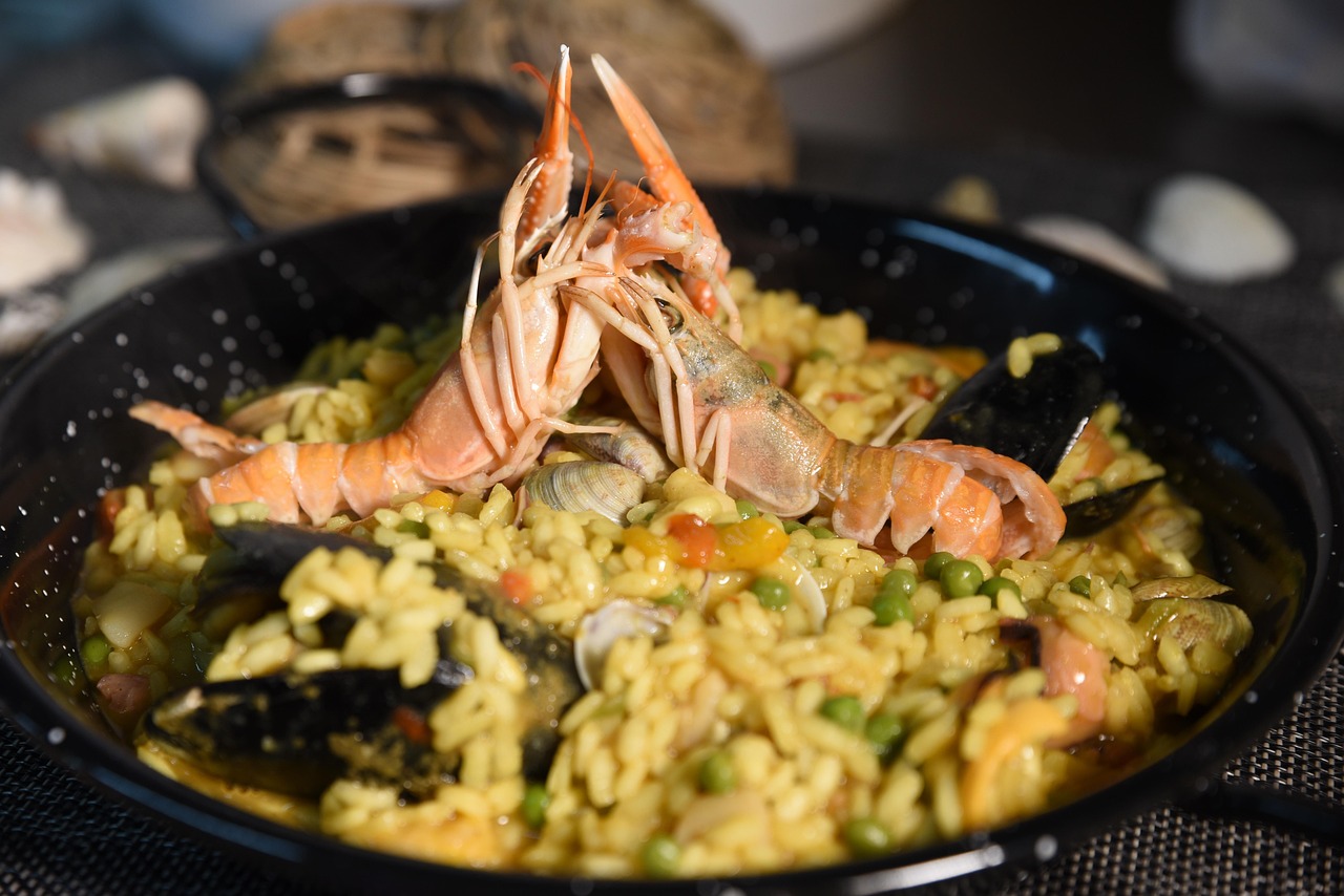 Risotto ai frutti di mare con cozze, gamberi e prezzemolo fresco su un piatto elegante.
