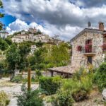 Borgo molisano caratteristico con strade acciottolate e antiche abitazioni.