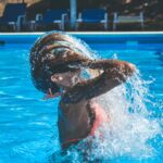 Piscina profonda in Italia, con acqua termale calda e persone che si immergono.