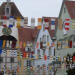 Villaggio alpino tradizionale con case in legno e paesaggio montano incantevole.