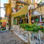 Piazza segreta di Napoli con caffè fumante e atmosfera accogliente.