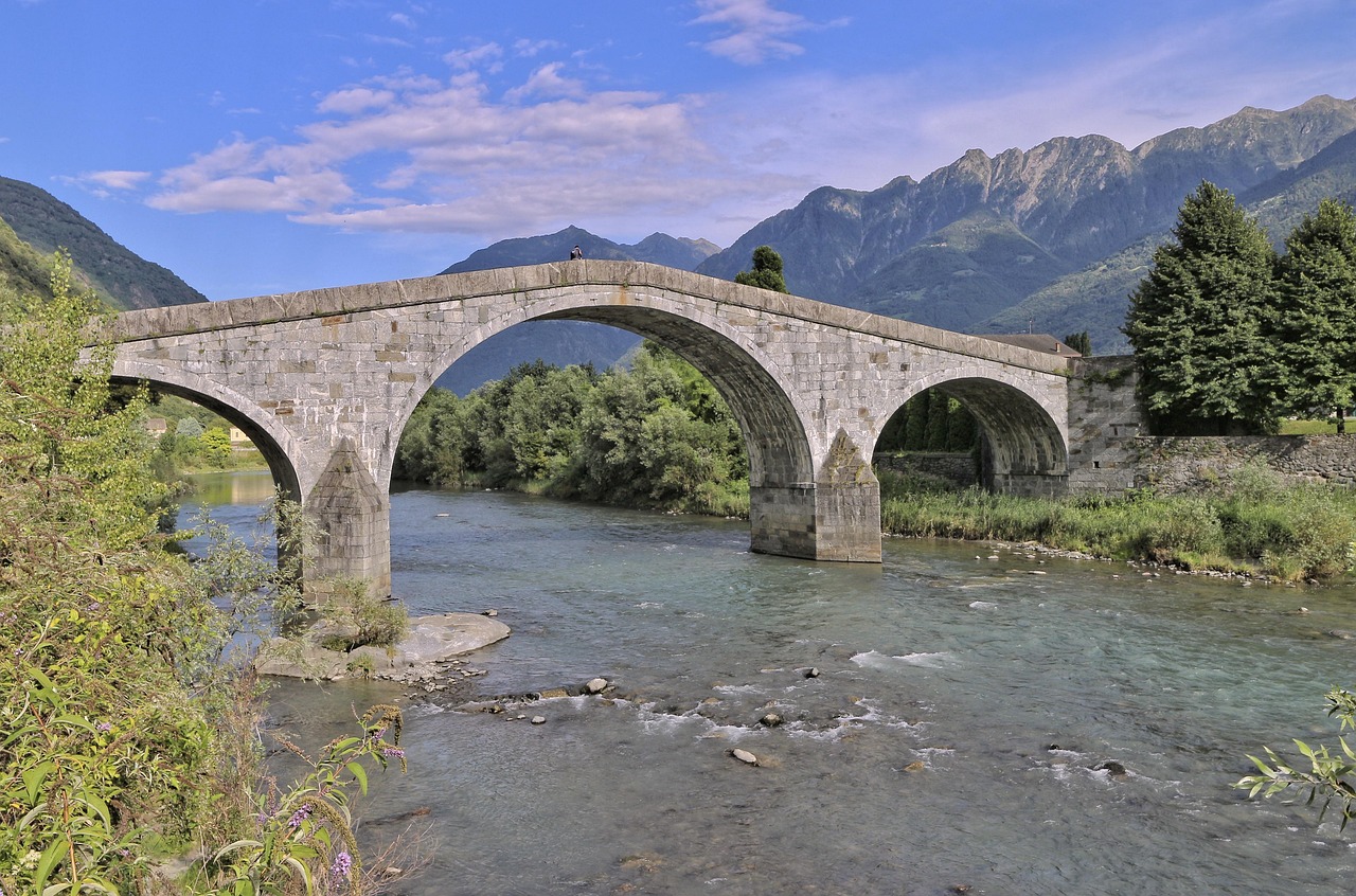 Ponte del Diavolo a Bobbio, con la vallata verde che affascinò Hemingway.
