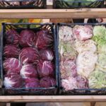 Borgo veneto durante la sagra del radicchio, con visitatori e bancarelle colorate.