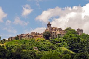 Vista panoramica del borgo ligure noto per il suo pesto tradizionale, con stradine acciottolate e case colorate.