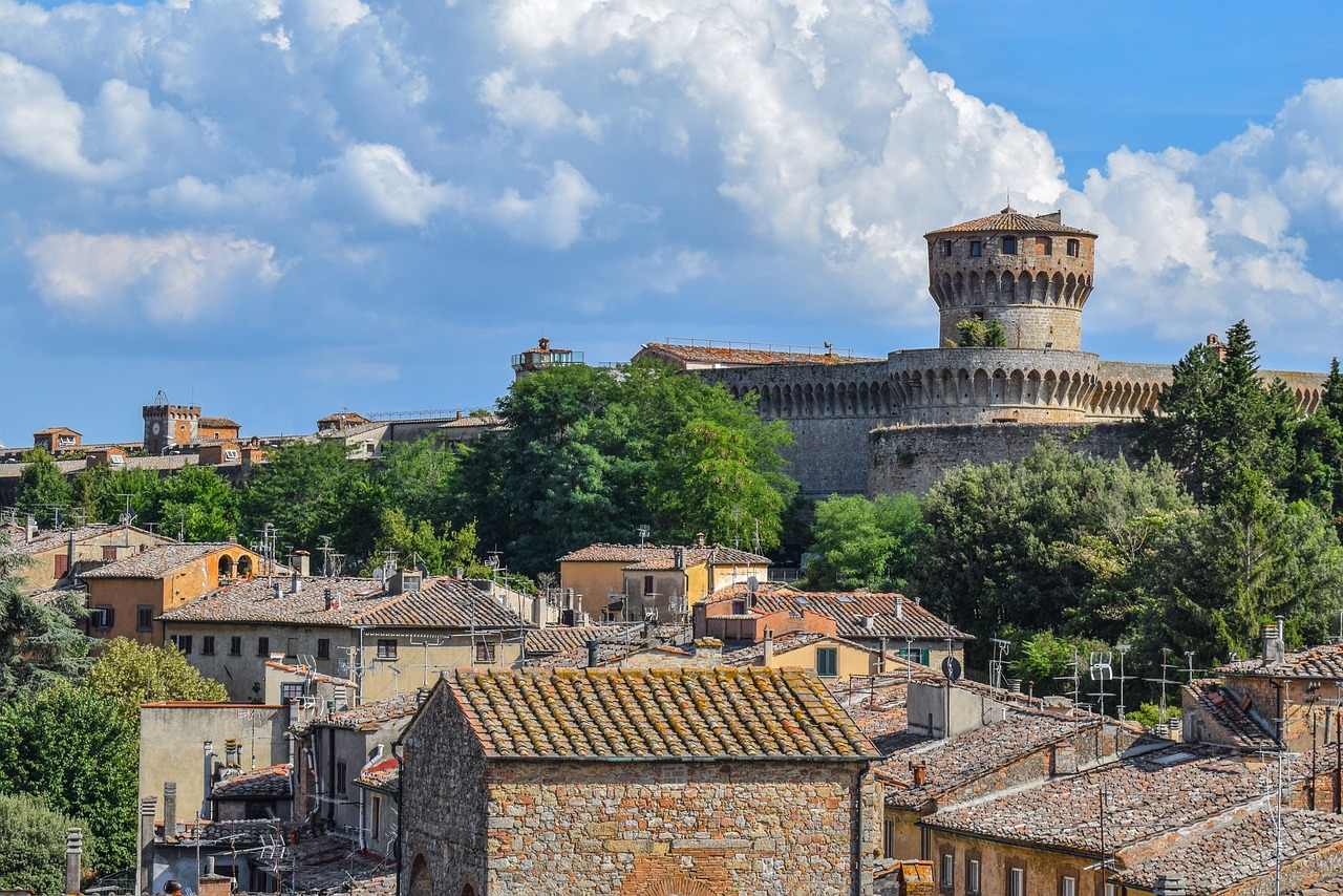 Castello medievale in Toscana con vista panoramica, attività storiche e culturali per i visitatori.