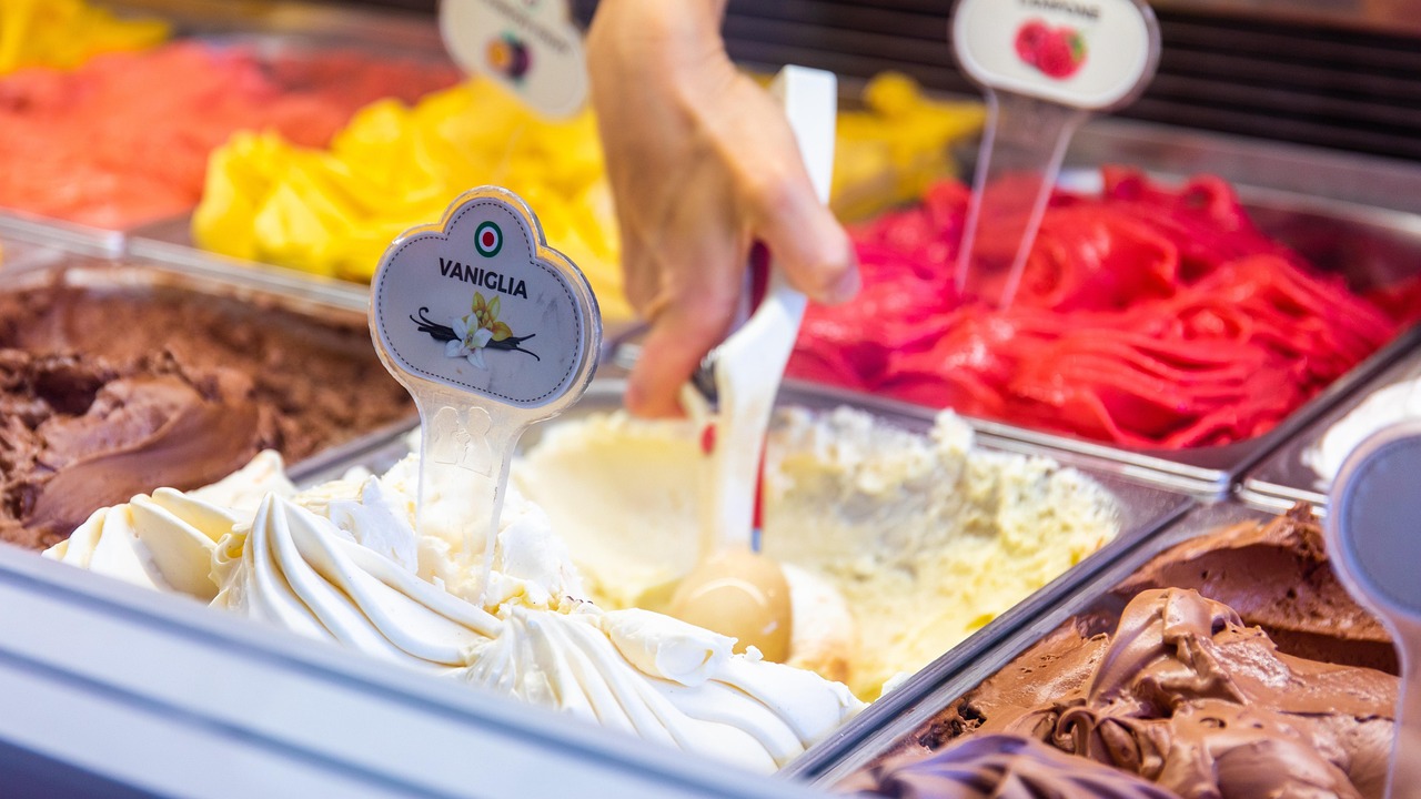 Gelato artigianale servito in una coppa colorata, simbolo della tradizione europea del gelato.