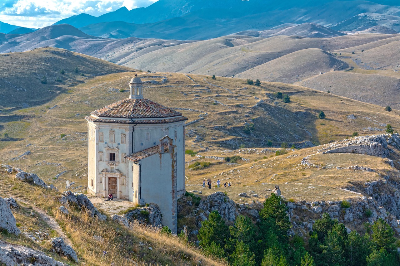 Sentiero panoramico in Abruzzo con vista mozzafiato su montagne e valli circostanti.
