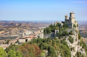 Panorama del suggestivo paese piemontese, con colline e architettura romantica.
