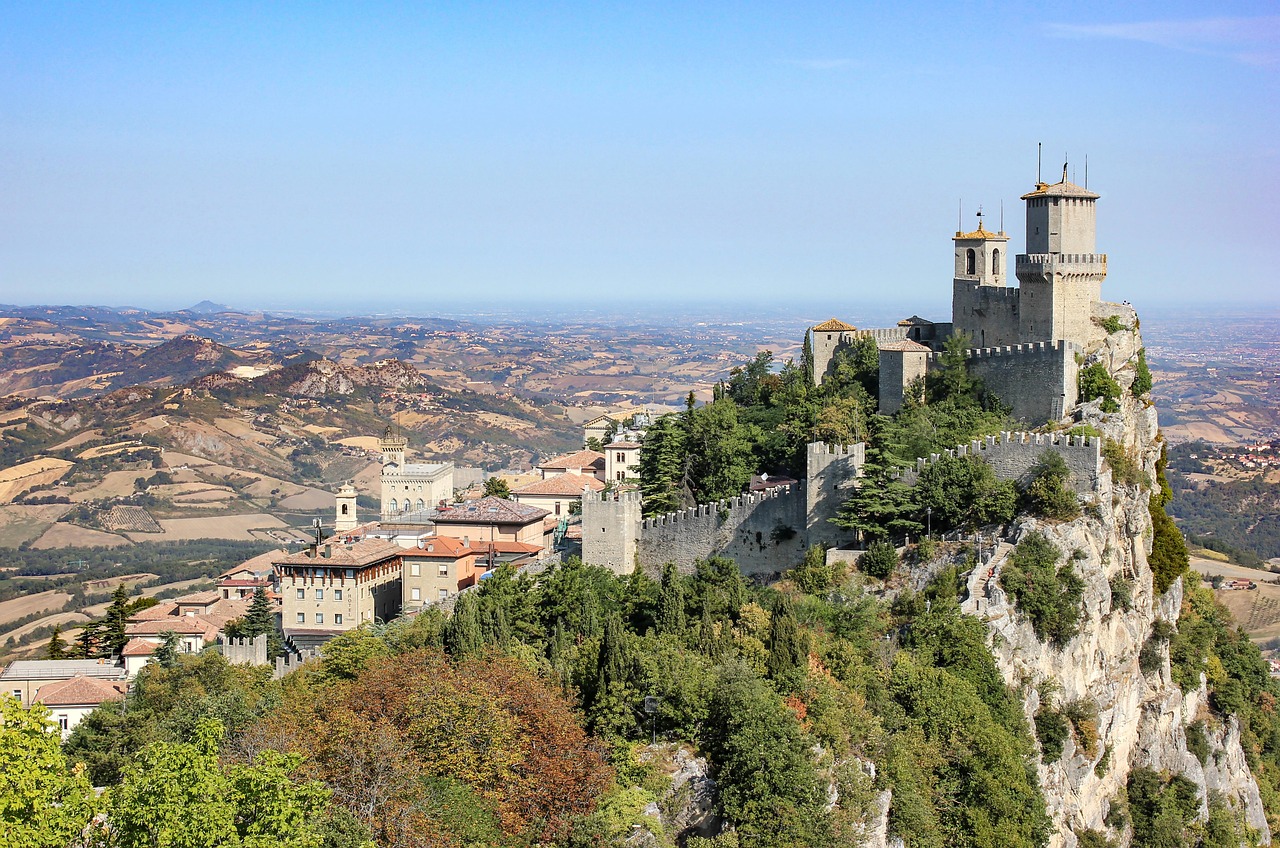 Panorama del suggestivo paese piemontese, con colline e architettura romantica.