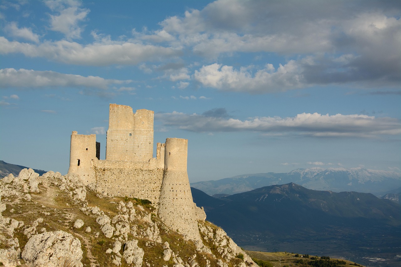 Vista panoramica delle torri medievali di Pacentro con il borgo e le montagne sullo sfondo.