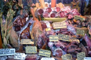 Mercato rionale di Firenze con bancarelle di prodotti locali freschi e colorati.