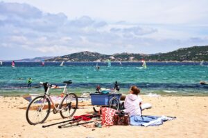 Spiaggia nascosta in Sardegna, circondata da scogliere e acque cristalline, ideale per una fuga tranquilla.