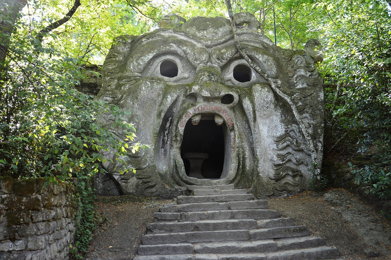 Sculture giganti nel Parco dei Mostri di Bomarzo, tra alberi e mistero.