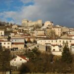 Fortezza di San Leo, storica prigione di Cagliostro, con vista panoramica sul borgo e le colline circostanti.