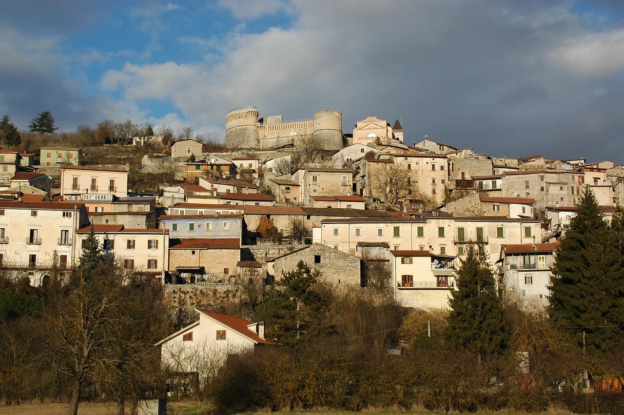 Fortezza di San Leo, storica prigione di Cagliostro, con vista panoramica sul borgo e le colline circostanti.