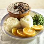 Piatto tipico del paese famoso, servito in una tradizionale ceramica locale.