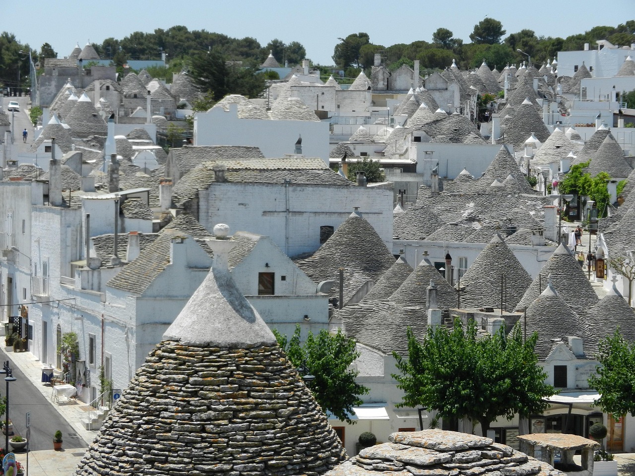 Trullo tipico della Valle d'Itria con paesaggio rurale circostante, lontano dalle folle turistiche.