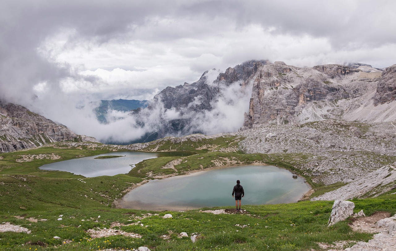 Panorama mozzafiato delle Dolomiti lungo un sentiero nascosto, tra rocce e vegetazione.