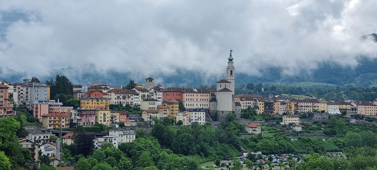 Veduta panoramica del borgo di Asolo, con i suoi storici edifici e i suggestivi orizzonti.