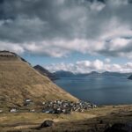 Vista panoramica del borgo tranquillo, circondato da natura e silenzio, ideale per viaggiatori in cerca di pace.